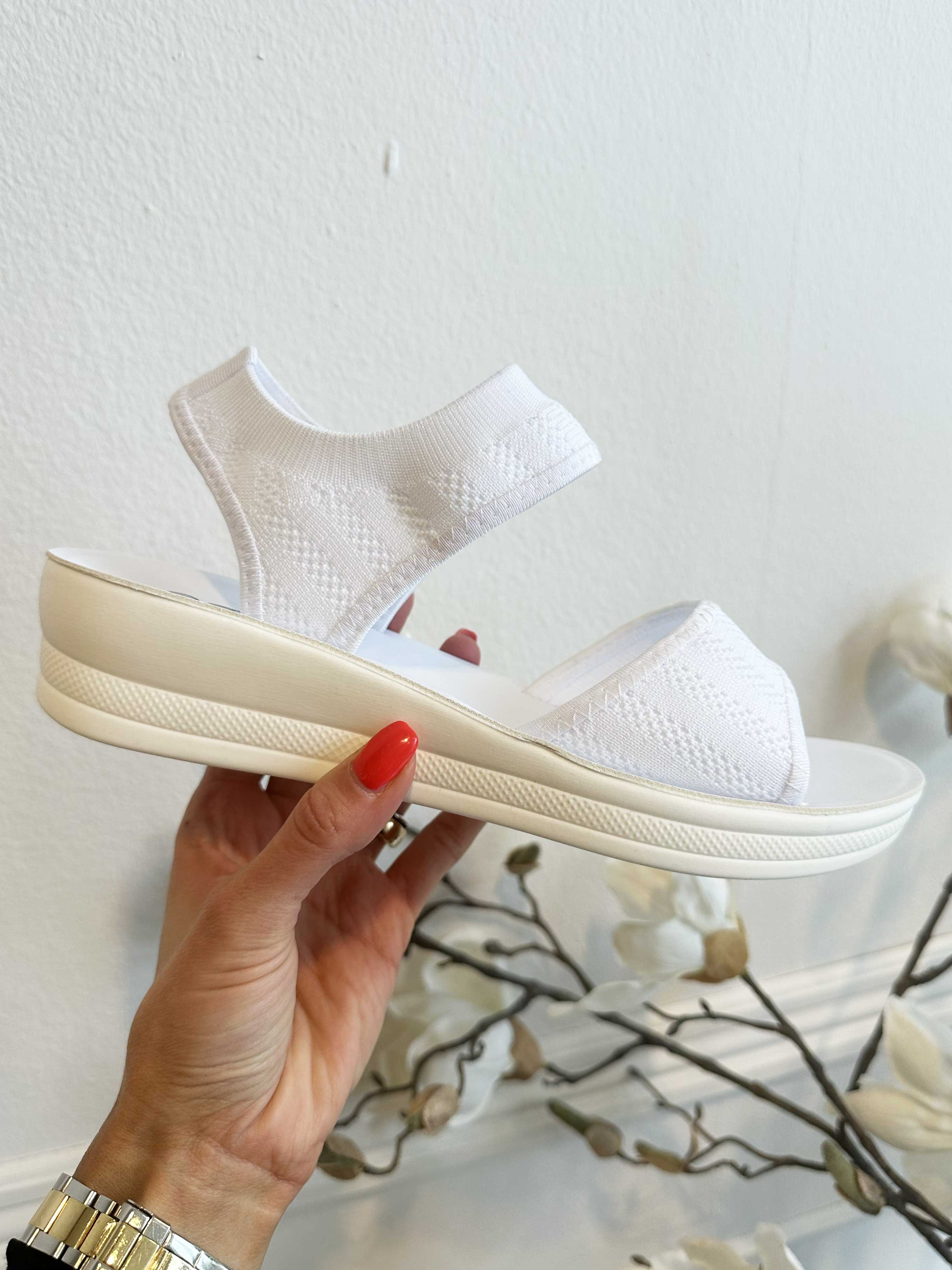 Jolina - Bløde sandaler med lille hæl og stræk i remmen